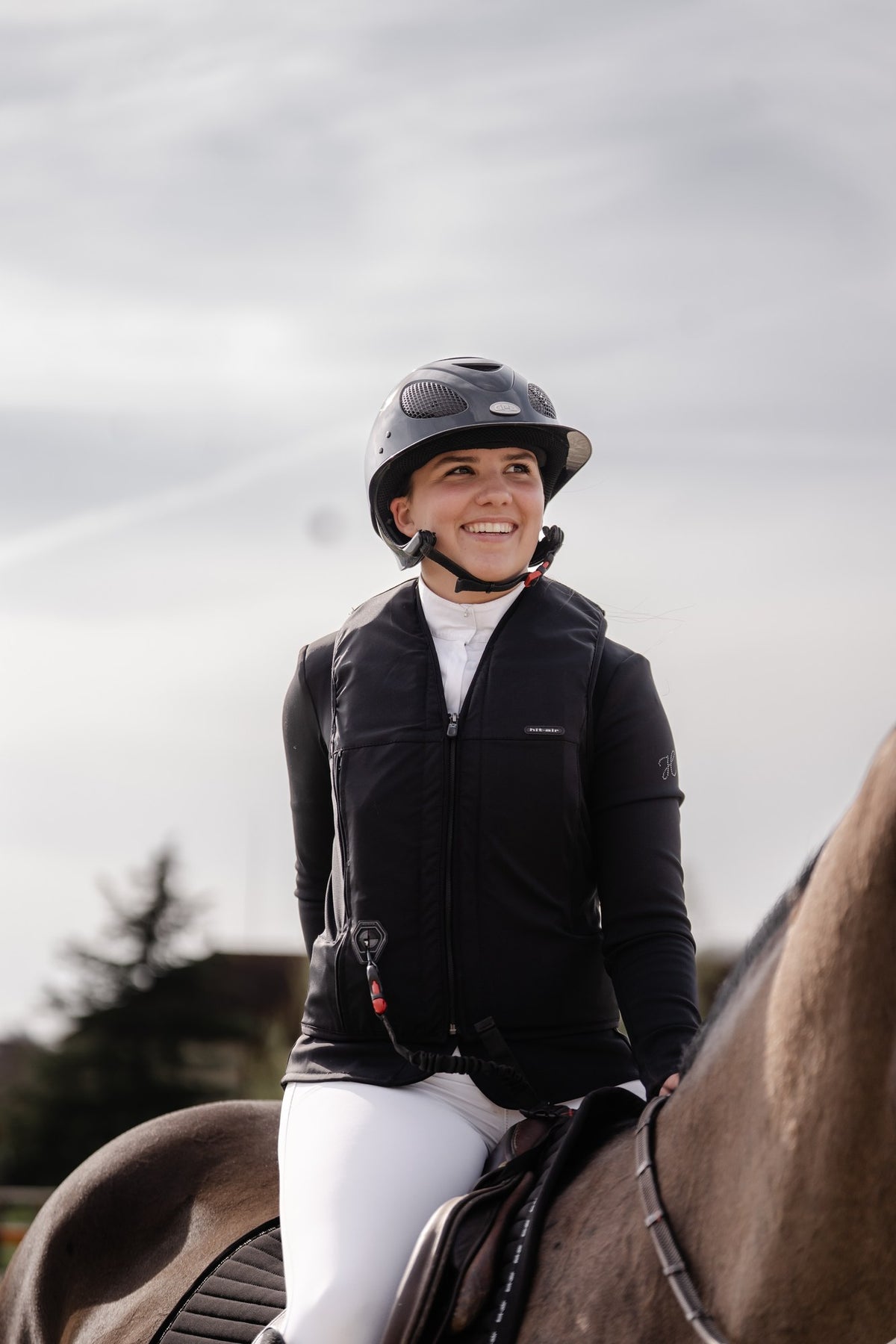 Cavalière adulte portant un gilet airbag Hit-Air