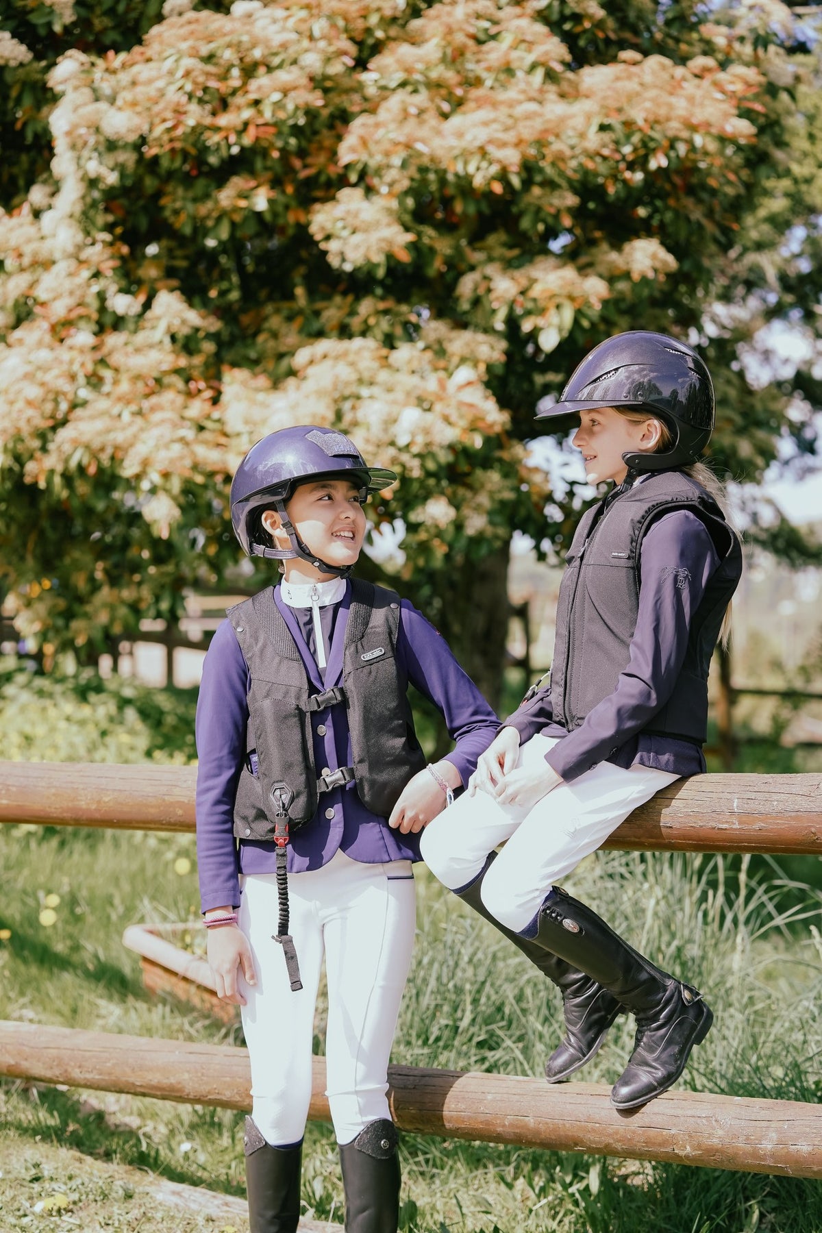 Deux jeunes cavalières portant des gilets airbag Hit-Air