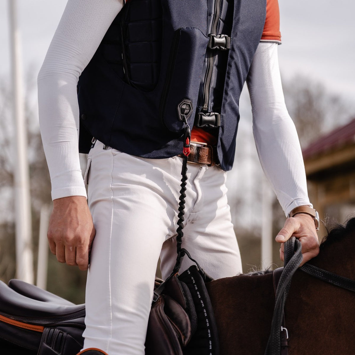 Cavalier en gilet airbag Hit-Air à côté de son cheval