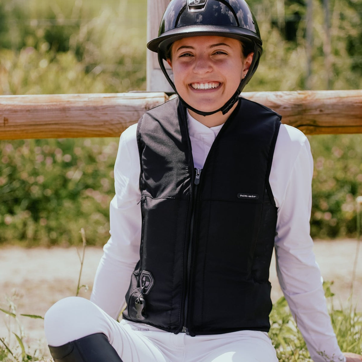 Cavalière souriante portant un gilet airbag Hit-Air